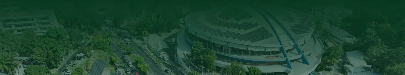 Vista aérea de instalación solar en construcción