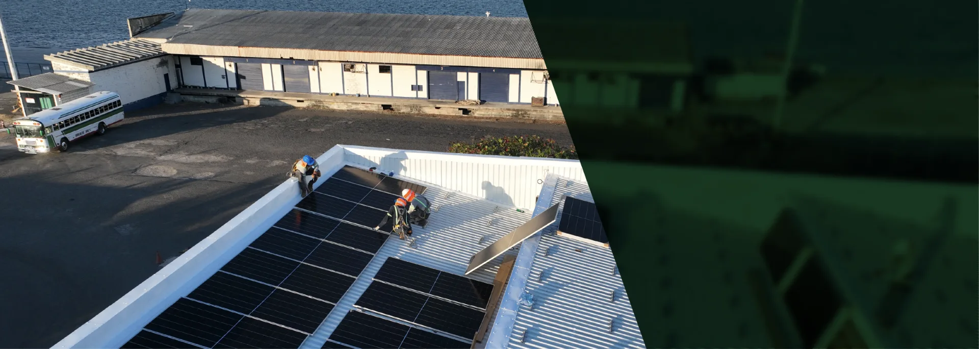 T?cnicos instalando paneles solares sobre el techo de una bodega