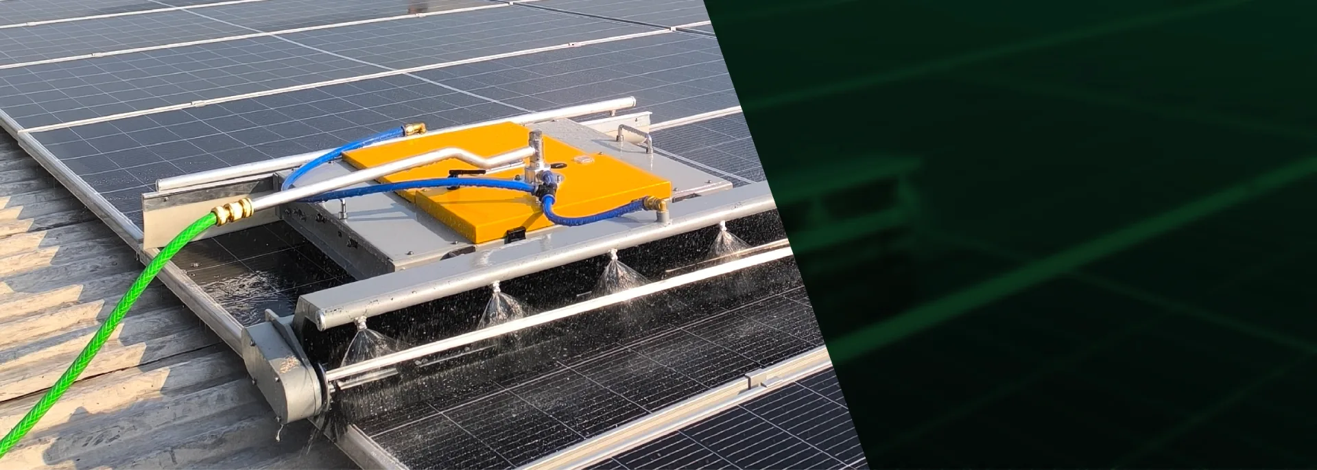 Técnico realizando mantenimiento de planta solar